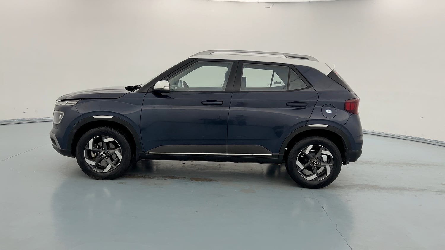 Used 2020 Hyundai Venue SX 1.4 CRDi Dual Tone Diesel Manual exterior LEFT SIDE VIEW