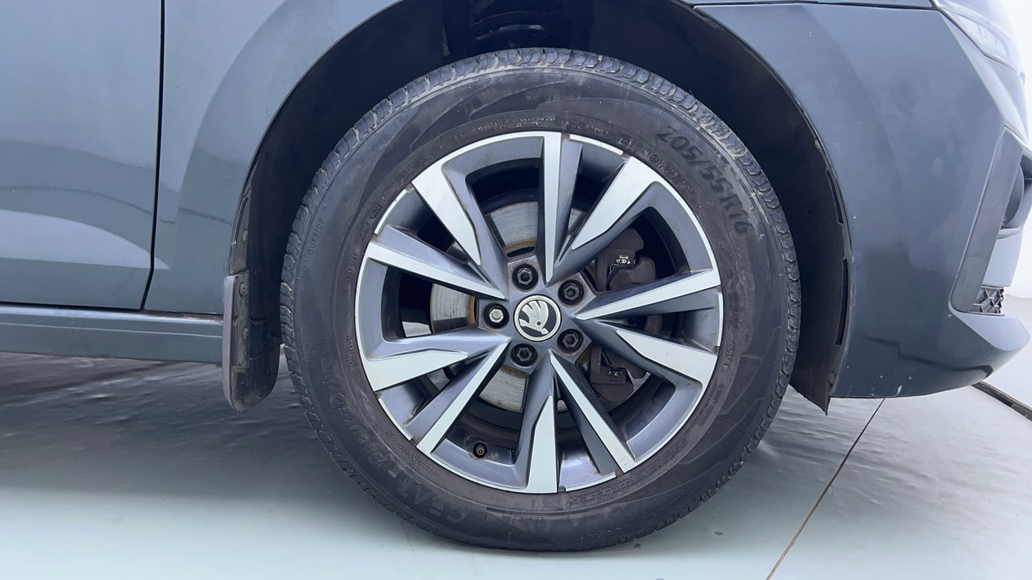 Used 2023 Skoda Slavia Style 1.0L TSI AT Petrol Automatic tyres RIGHT FRONT TYRE RIM VIEW