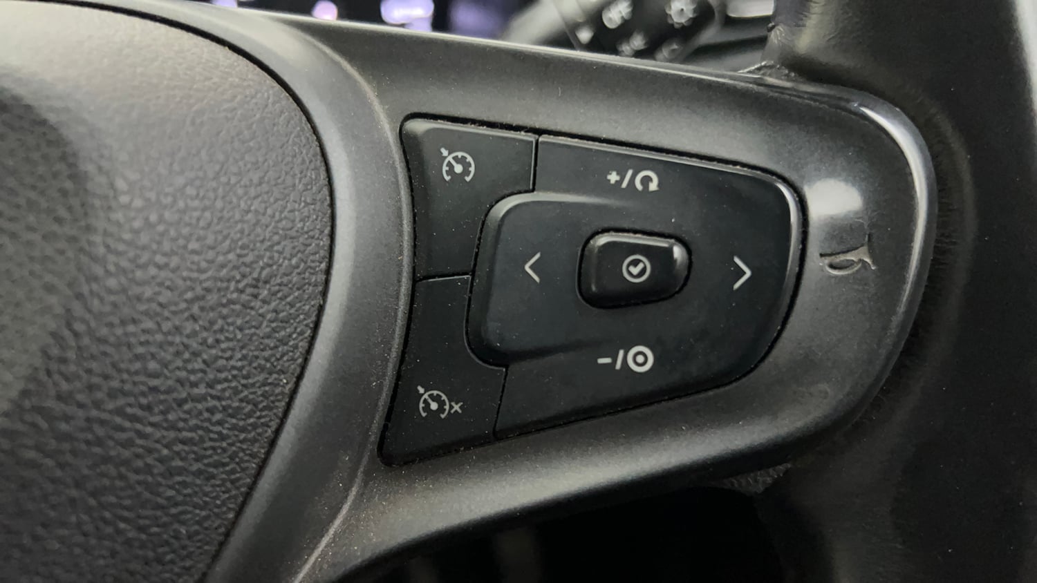 Used 2020 Tata Altroz XZ Petrol Petrol Manual top_features Cruise control