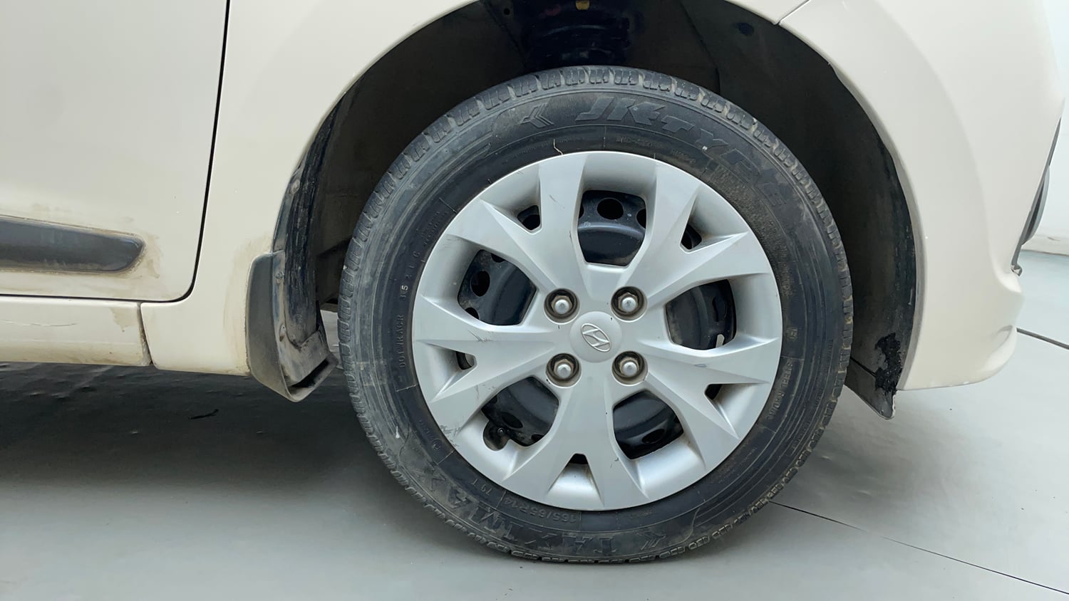 Used 2013 Hyundai Grand i10 Sportz 1.2 Kappa VTVT Petrol Manual tyres RIGHT FRONT TYRE RIM VIEW