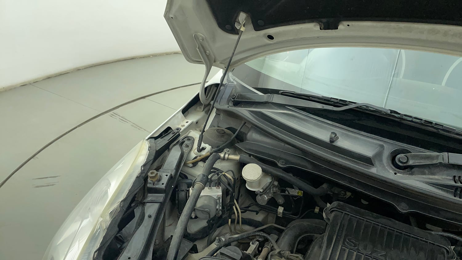 Used 2017 Maruti Suzuki Swift VXI (O) Petrol Manual engine ENGINE RIGHT SIDE HINGE & APRON VIEW