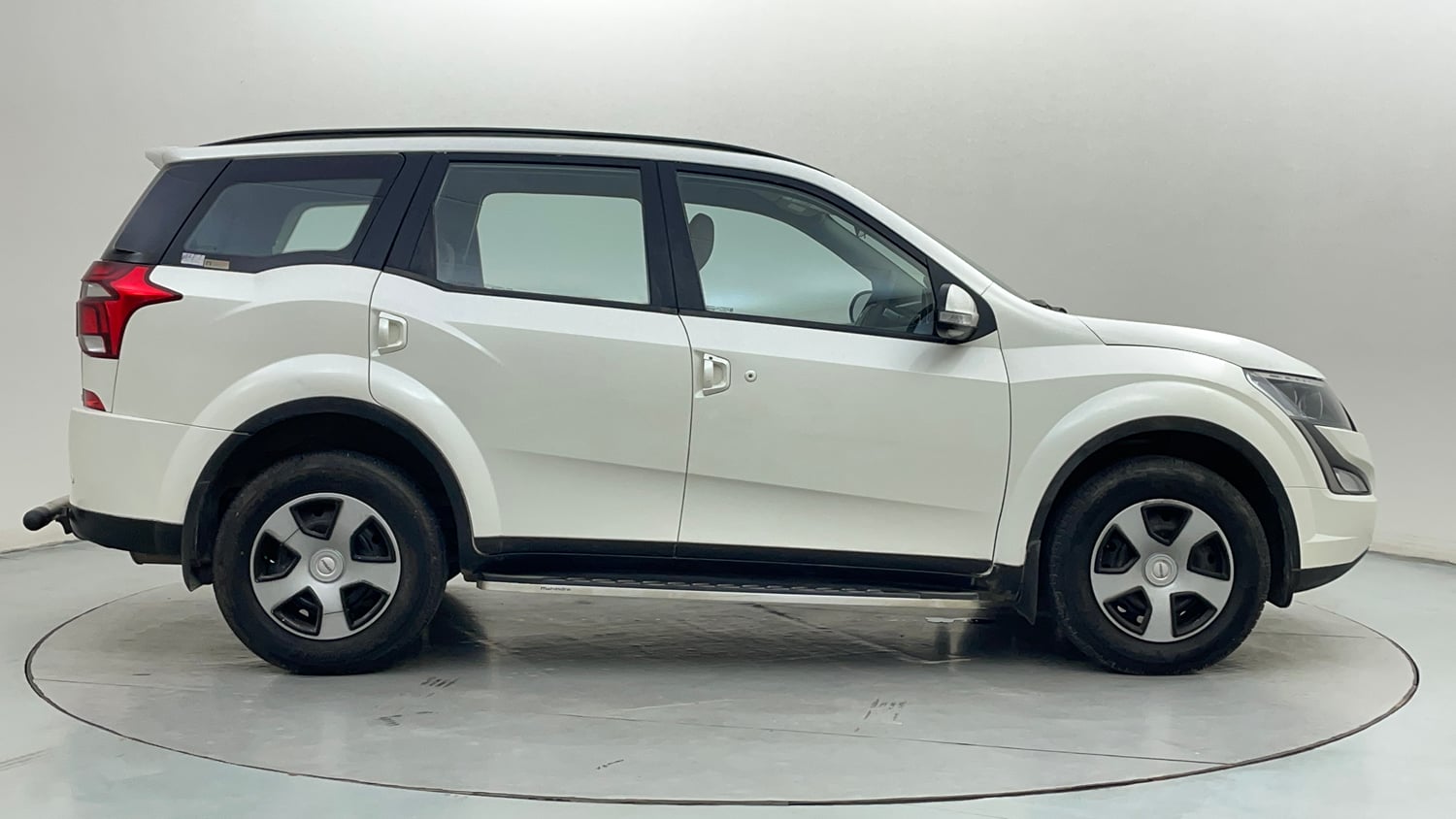 Used 2018 Mahindra XUV500 W7 Diesel Manual exterior RIGHT SIDE VIEW
