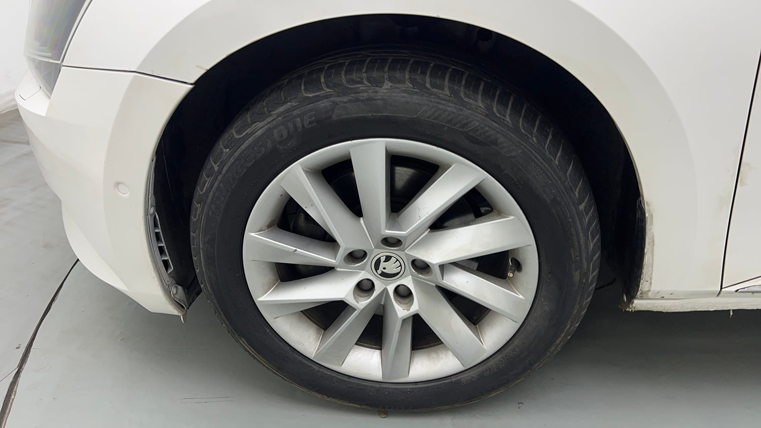 Used 2018 Skoda Superb L&K TSI AT Petrol Automatic tyres LEFT FRONT TYRE RIM VIEW