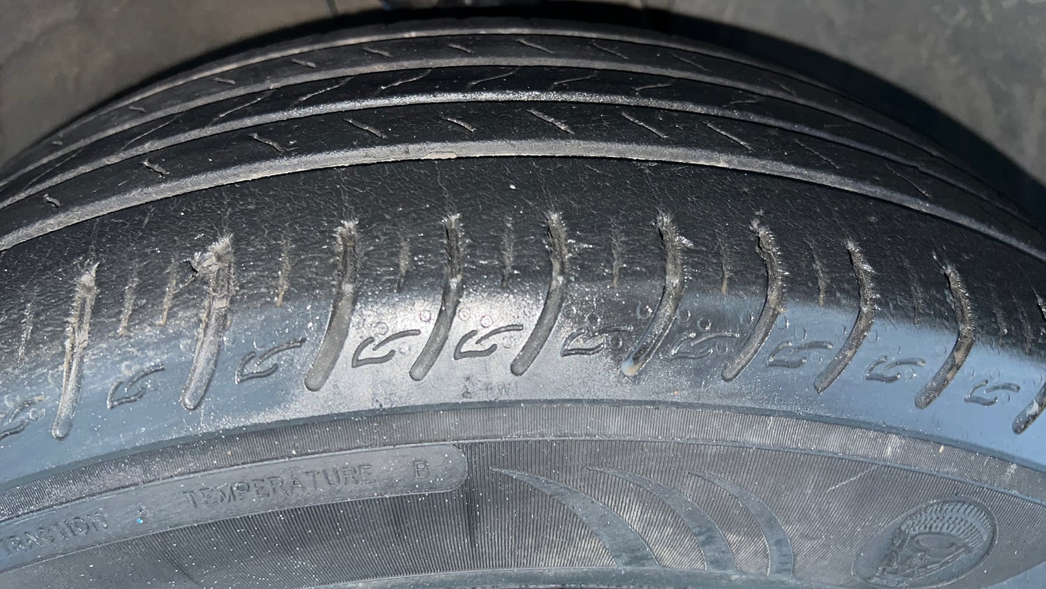 Used 2022 Kia Carens Luxury Plus 1.4 Petrol 7 STR Petrol Manual tyres RIGHT FRONT TYRE TREAD VIEW