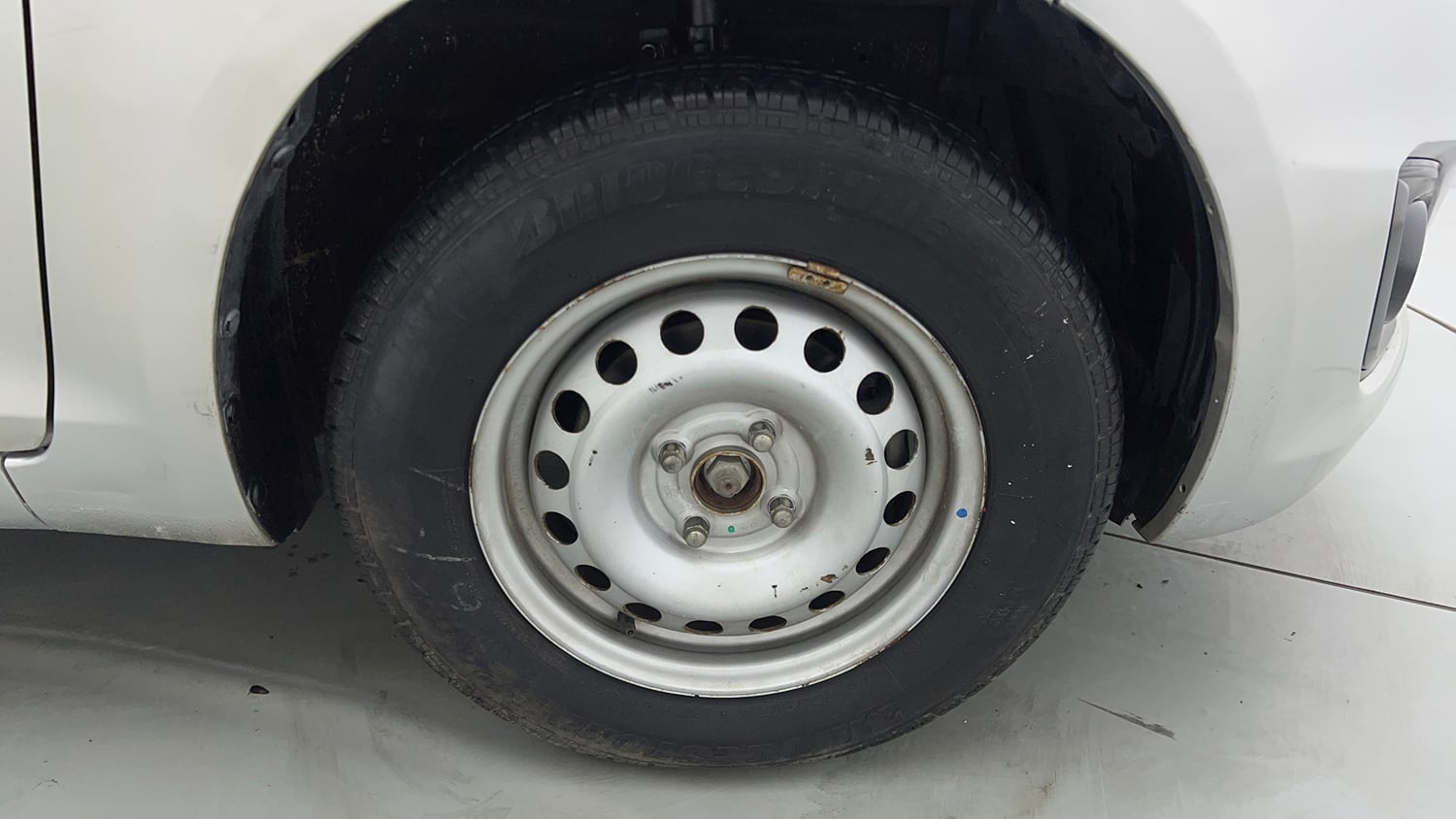 Used 2015 Maruti Suzuki Swift Lxi (O) Petrol Manual tyres RIGHT FRONT TYRE RIM VIEW