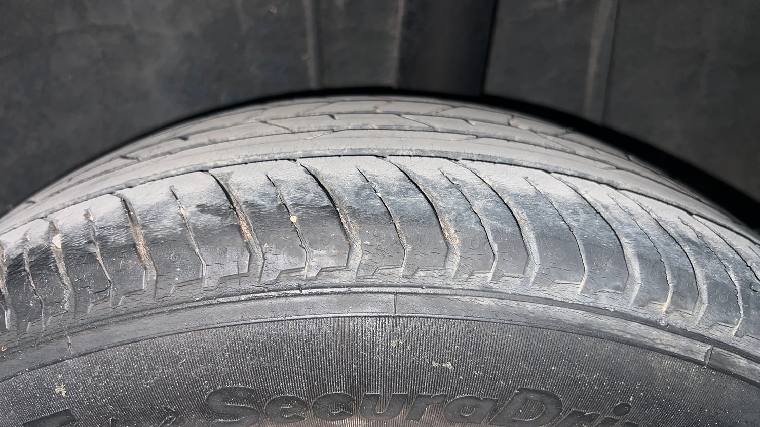 Used 2021 Renault Kiger RXT 1.0 Turbo MT Dual Tone Petrol Manual tyres LEFT REAR TYRE TREAD VIEW