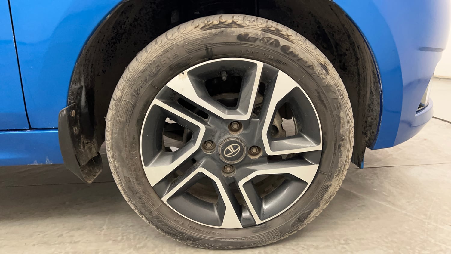 Used 2019 Tata Tiago Revotron XZ Plus Petrol Manual tyres RIGHT FRONT TYRE RIM VIEW