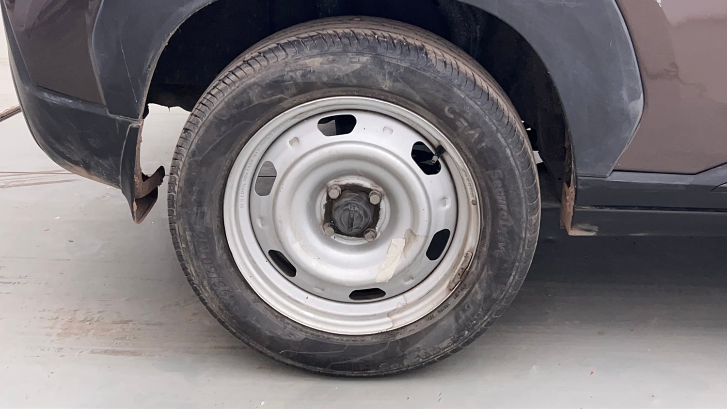 Used 2023 Nissan Magnite XE Petrol Manual tyres RIGHT REAR TYRE RIM VIEW