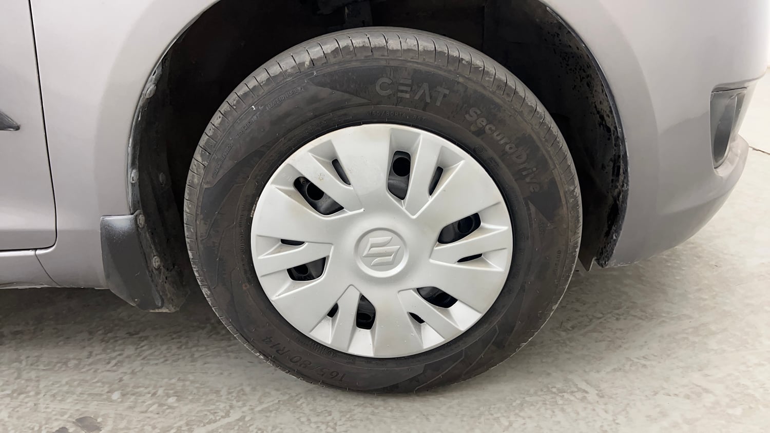 Used 2014 Maruti Suzuki Swift VXi Petrol Manual tyres RIGHT FRONT TYRE RIM VIEW