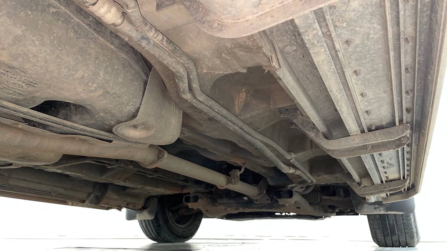 Used 2018 Mahindra XUV500 W7 Diesel Manual extra REAR RIGHT UNDERBODY VIEW