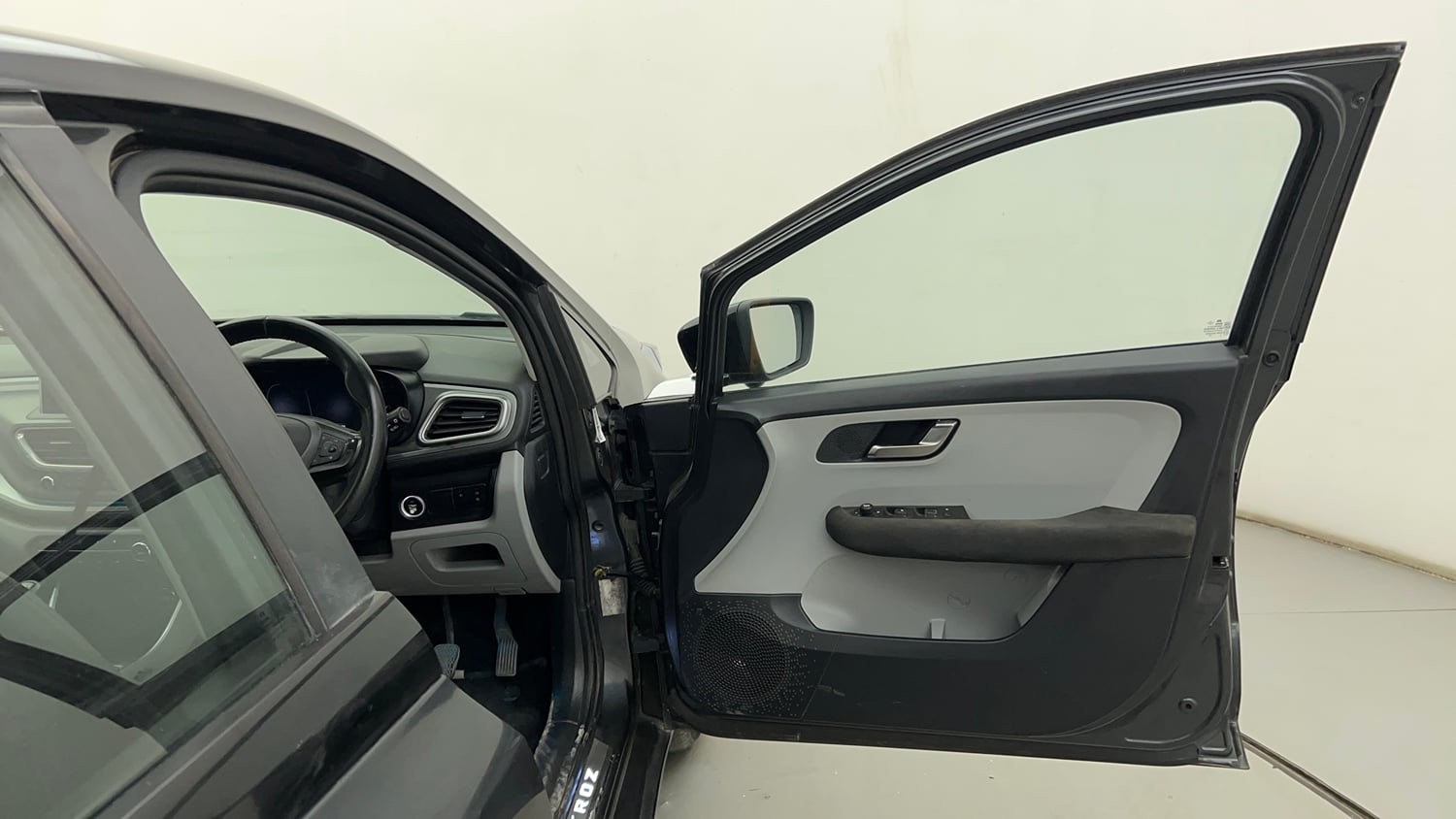Used 2020 Tata Altroz XZ Petrol Petrol Manual interior RIGHT FRONT DOOR OPEN VIEW