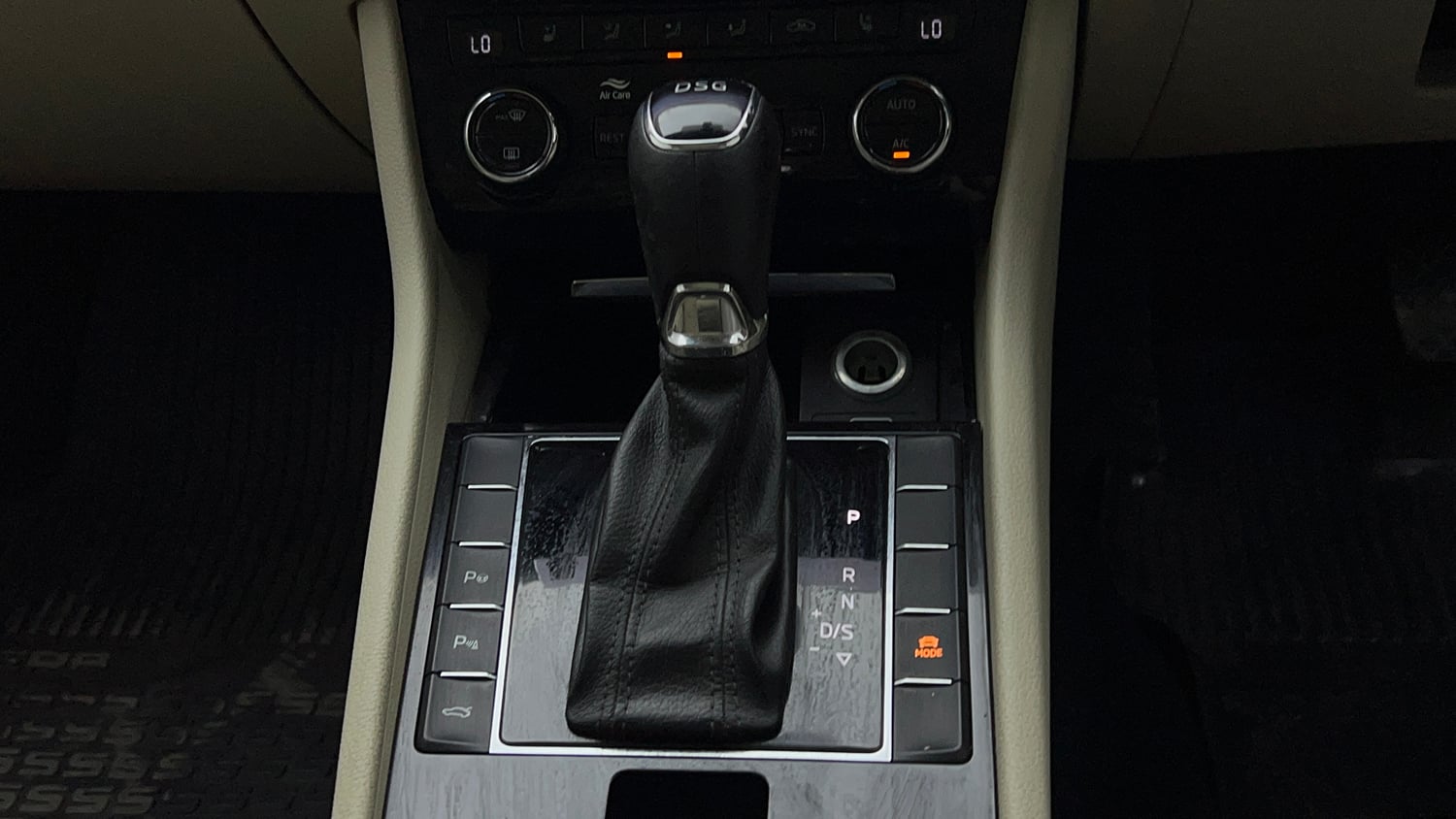 Used 2018 Skoda Superb L&K TSI AT Petrol Automatic interior GEAR  KNOB VIEW