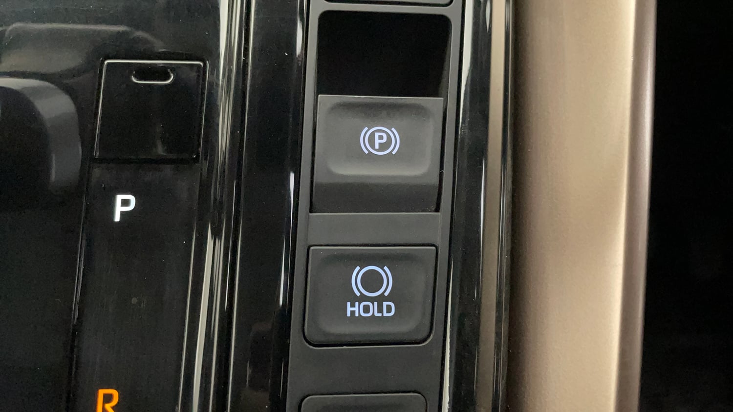 Used 2024 Maruti Suzuki Invicto Alpha Plus 7 STR Hybrid Automatic top_features Electronic parking brake