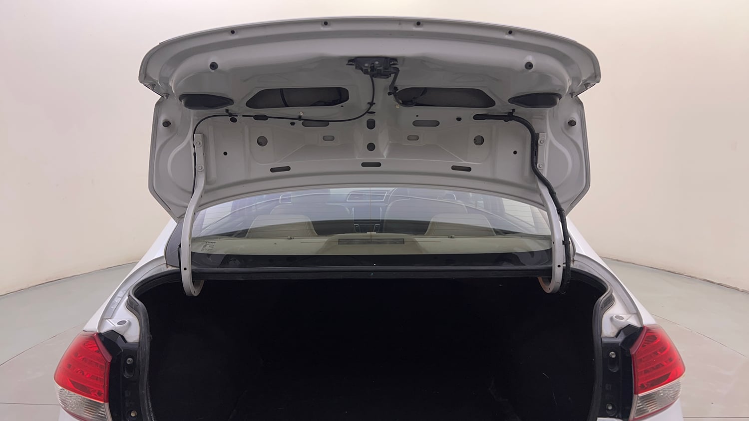 Used 2016 Maruti Suzuki Ciaz ZDi+ SHVS Diesel Manual interior DICKY DOOR OPEN VIEW