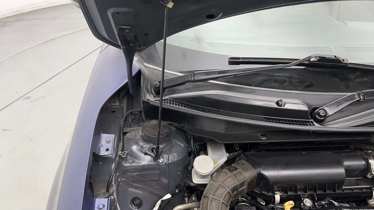 Used 2017 Maruti Suzuki Dzire VXi AMT Petrol Automatic engine ENGINE RIGHT SIDE HINGE & APRON VIEW