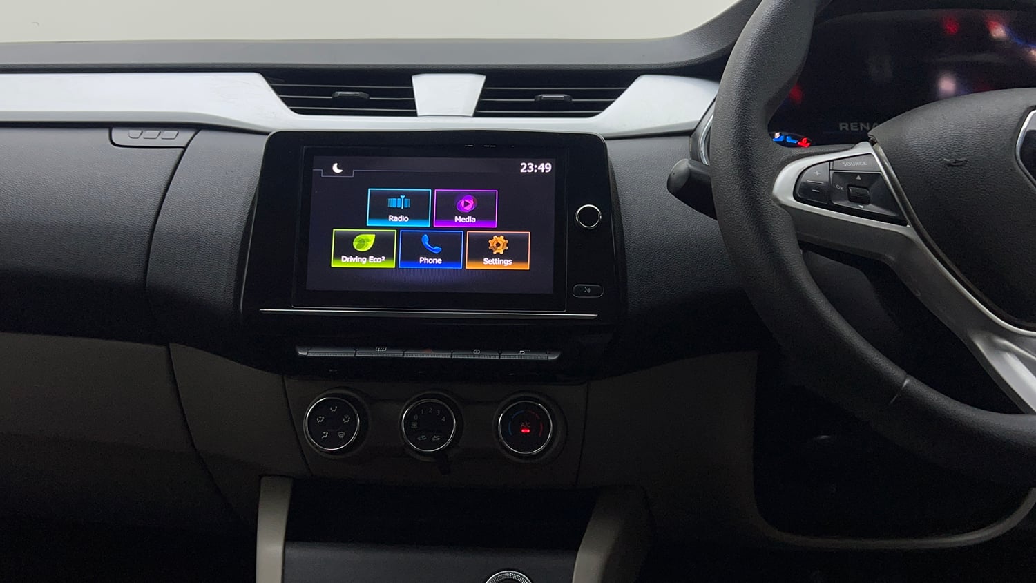 Used 2024 Renault Triber RXZ Petrol Manual interior MUSIC SYSTEM & AC CONTROL VIEW