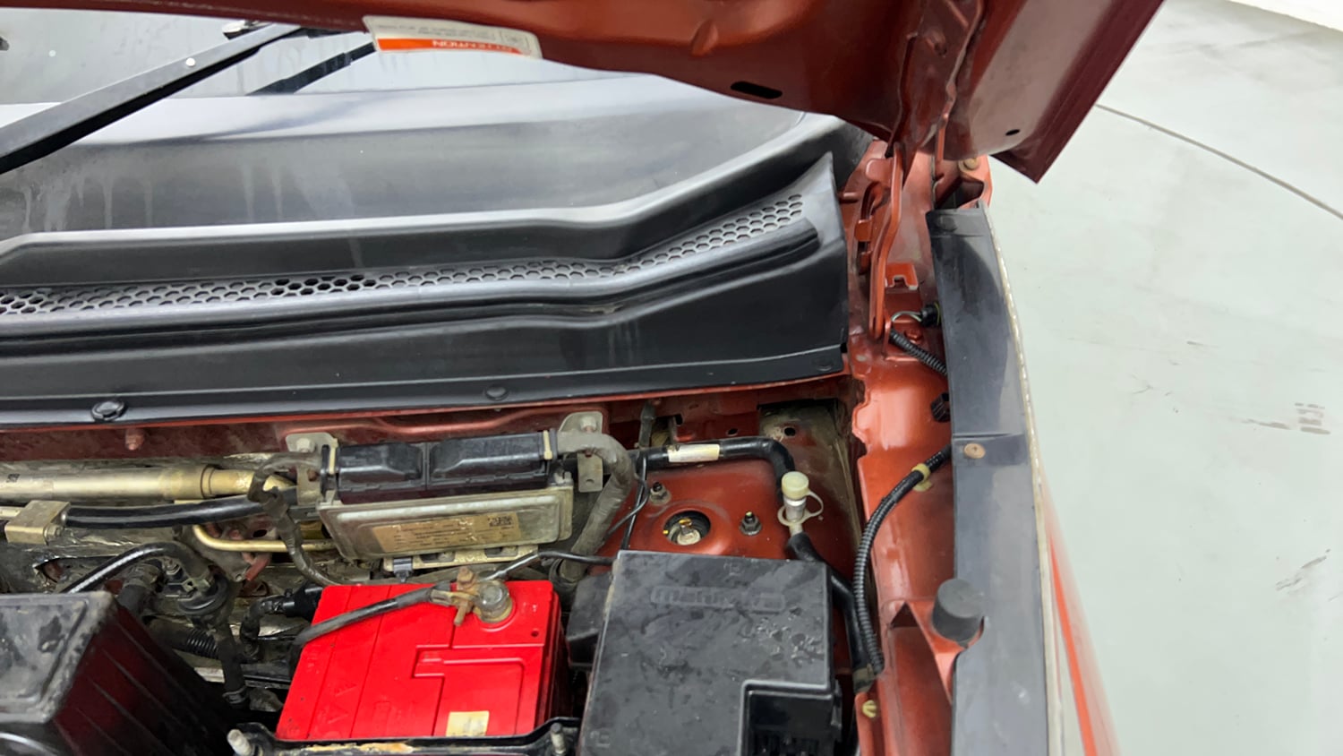 Used 2017 Mahindra KUV100 K4 6 STR Petrol Manual engine ENGINE LEFT SIDE HINGE & APRON VIEW