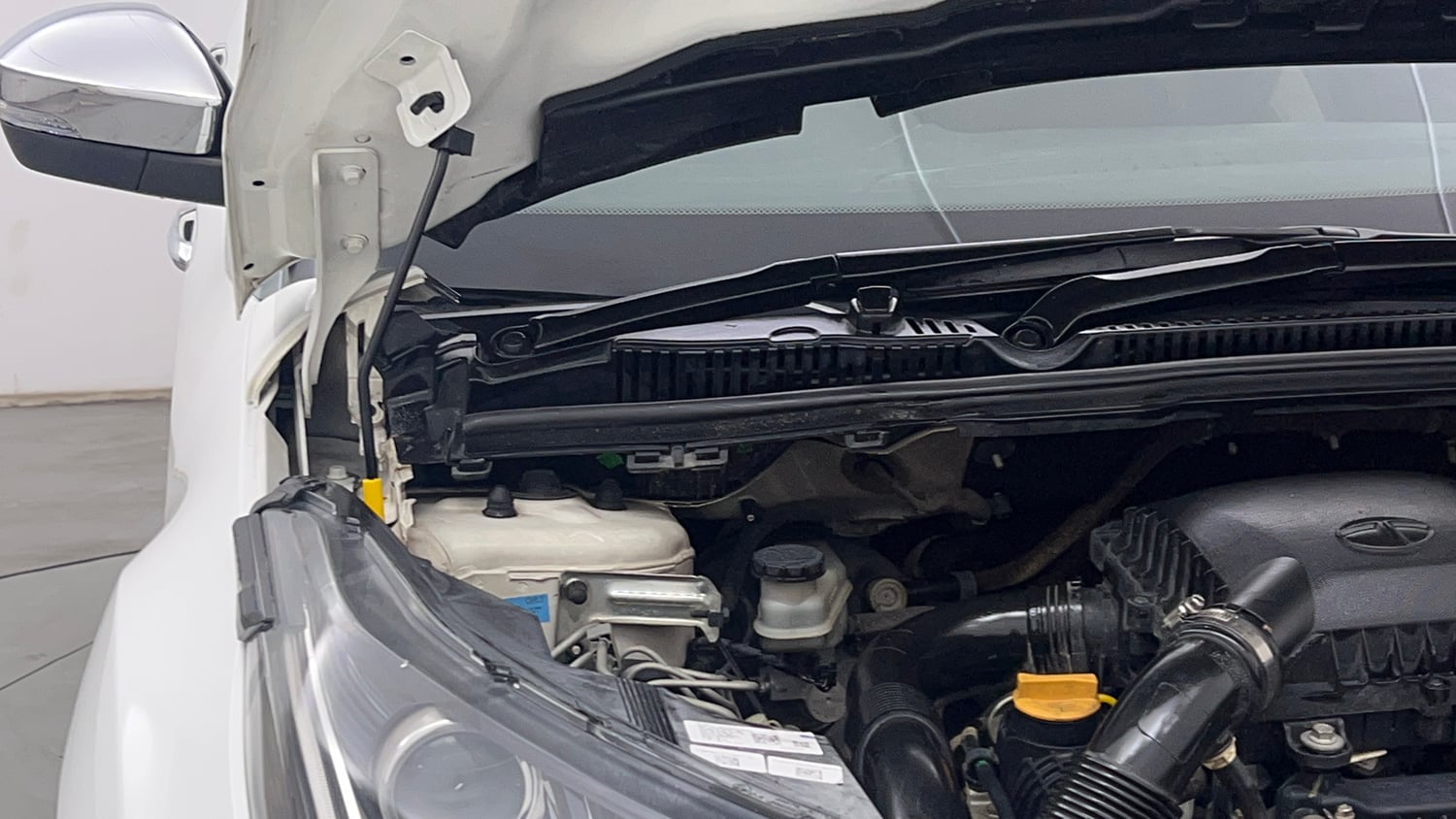 Used 2022 Tata Nexon XZ Plus (O) Petrol Manual engine ENGINE RIGHT SIDE HINGE & APRON VIEW