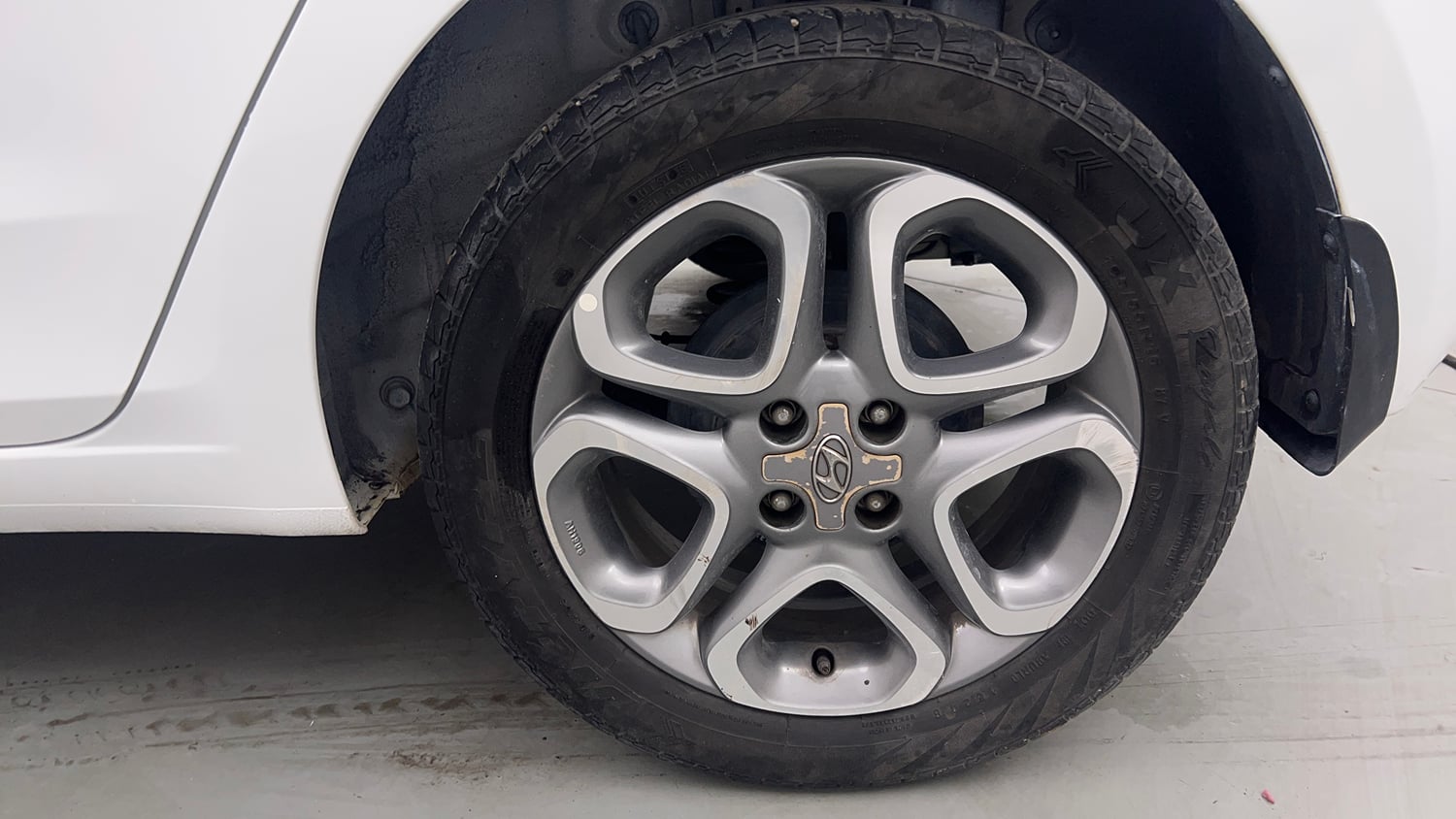 Used 2019 Hyundai Elite i20 Sportz Plus 1.2 Dual Tone Petrol Manual tyres LEFT REAR TYRE RIM VIEW