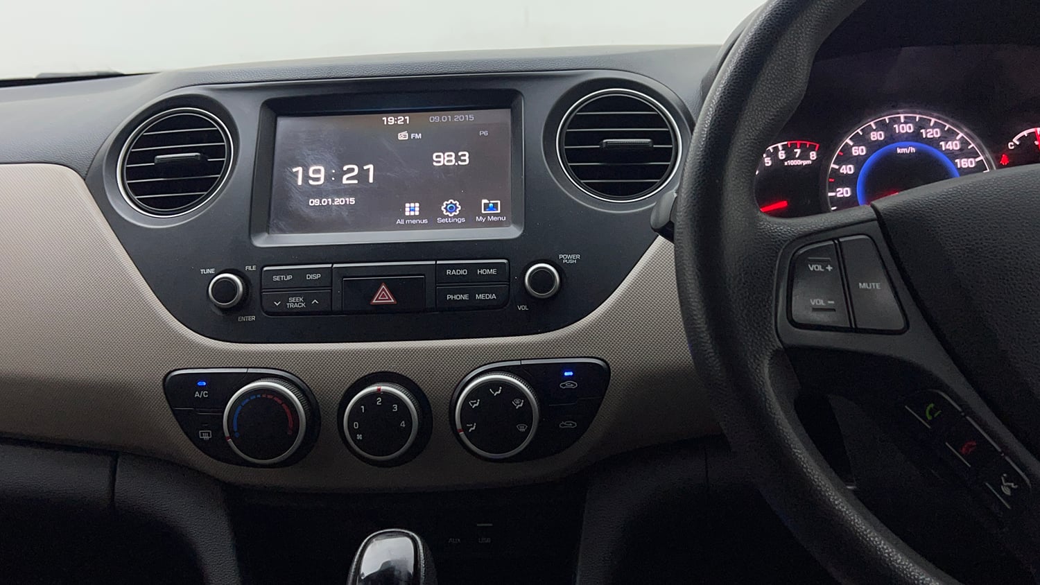 Used 2017 Hyundai Grand i10 Sportz (O) AT 1.2 Kappa VTVT Petrol Automatic interior MUSIC SYSTEM & AC CONTROL VIEW