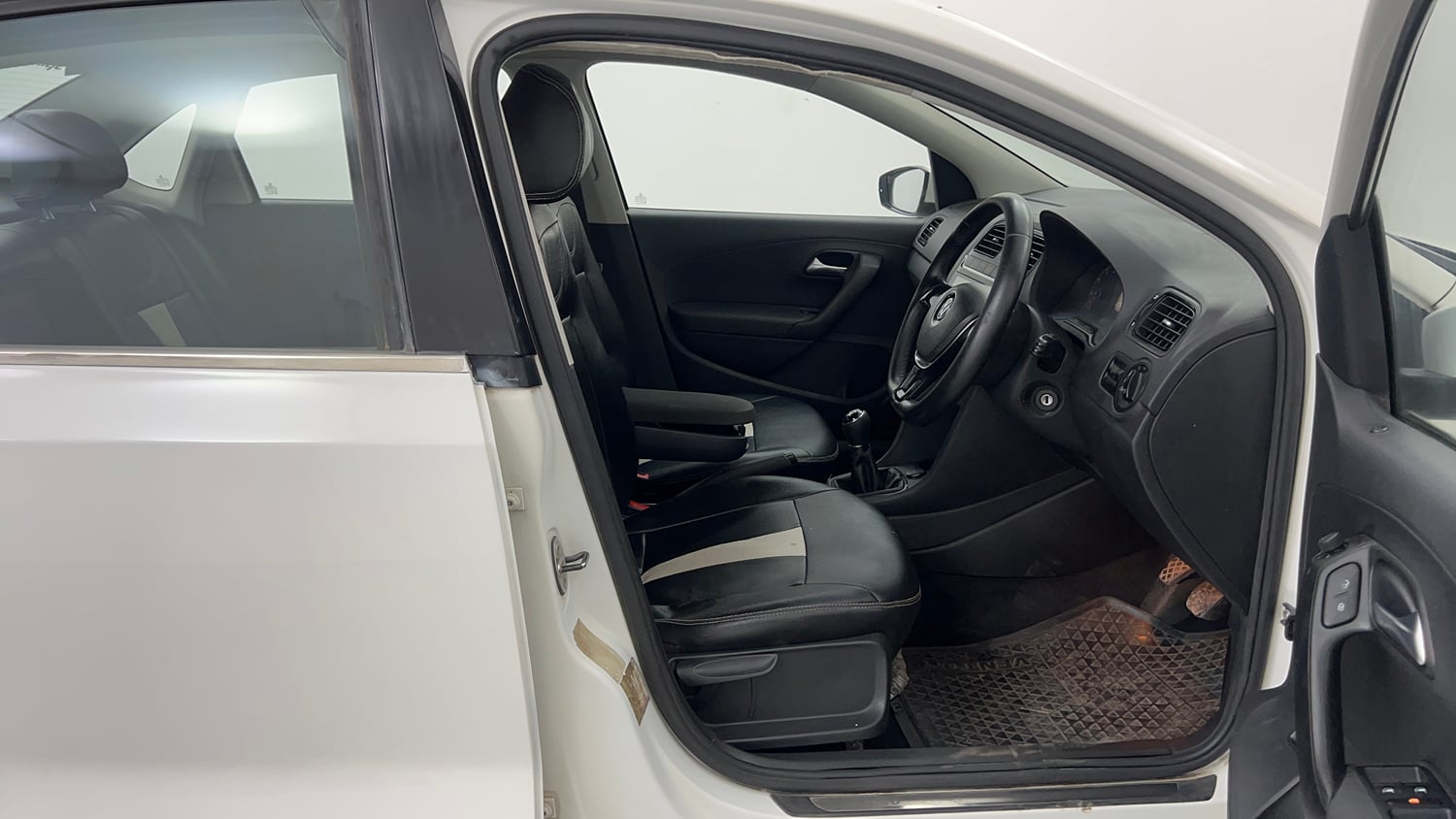 Used 2015 Volkswagen Vento Comfortline Petrol Petrol Manual interior RIGHT SIDE FRONT DOOR CABIN VIEW