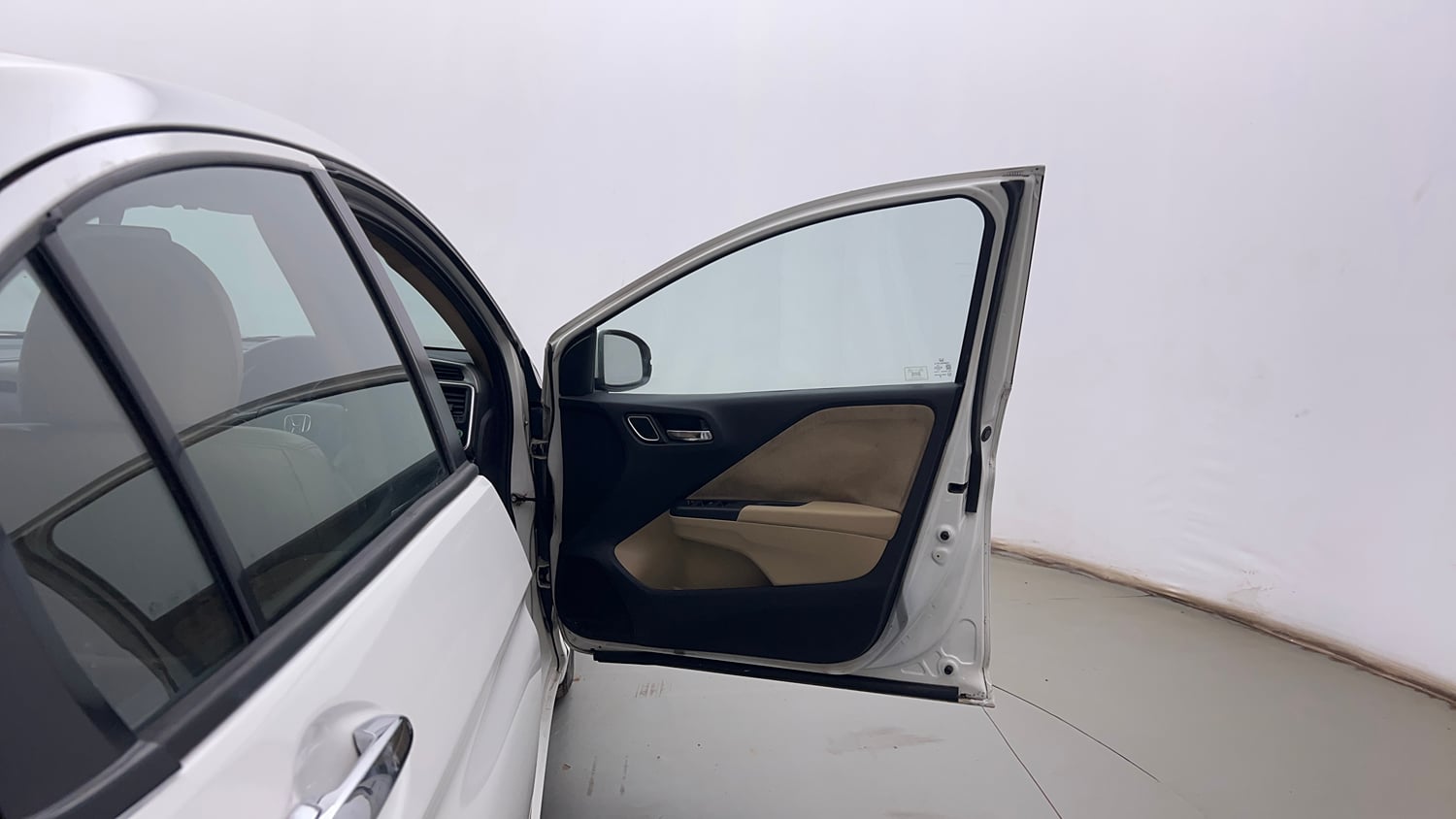 Used 2018 Honda City V CVT Petrol Petrol Automatic interior RIGHT FRONT DOOR OPEN VIEW