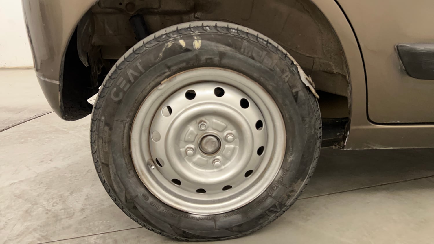 Used 2013 Maruti Suzuki Wagon R LXI CNG Cng Manual tyres RIGHT REAR TYRE RIM VIEW