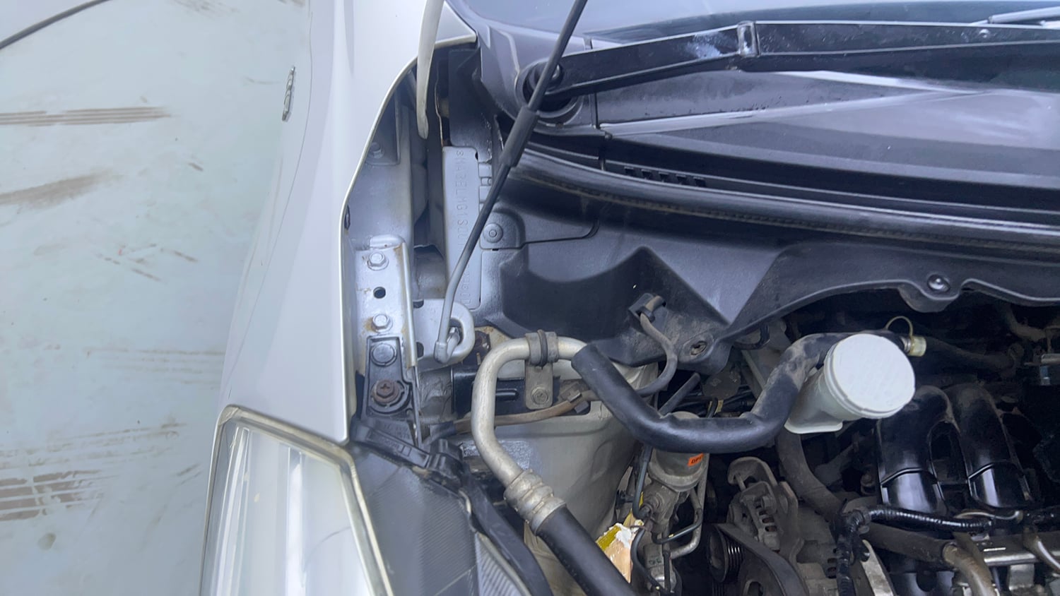 Used 2013 Maruti Suzuki Ertiga Vxi Petrol Manual engine ENGINE RIGHT SIDE HINGE & APRON VIEW