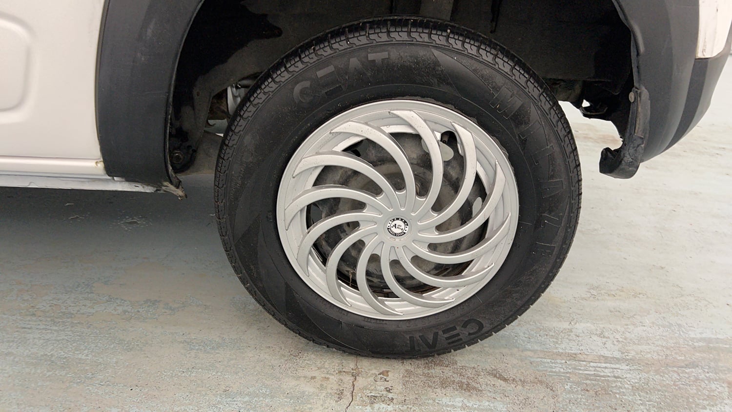 Used 2018 Renault Kwid RXT Petrol Manual tyres LEFT REAR TYRE RIM VIEW