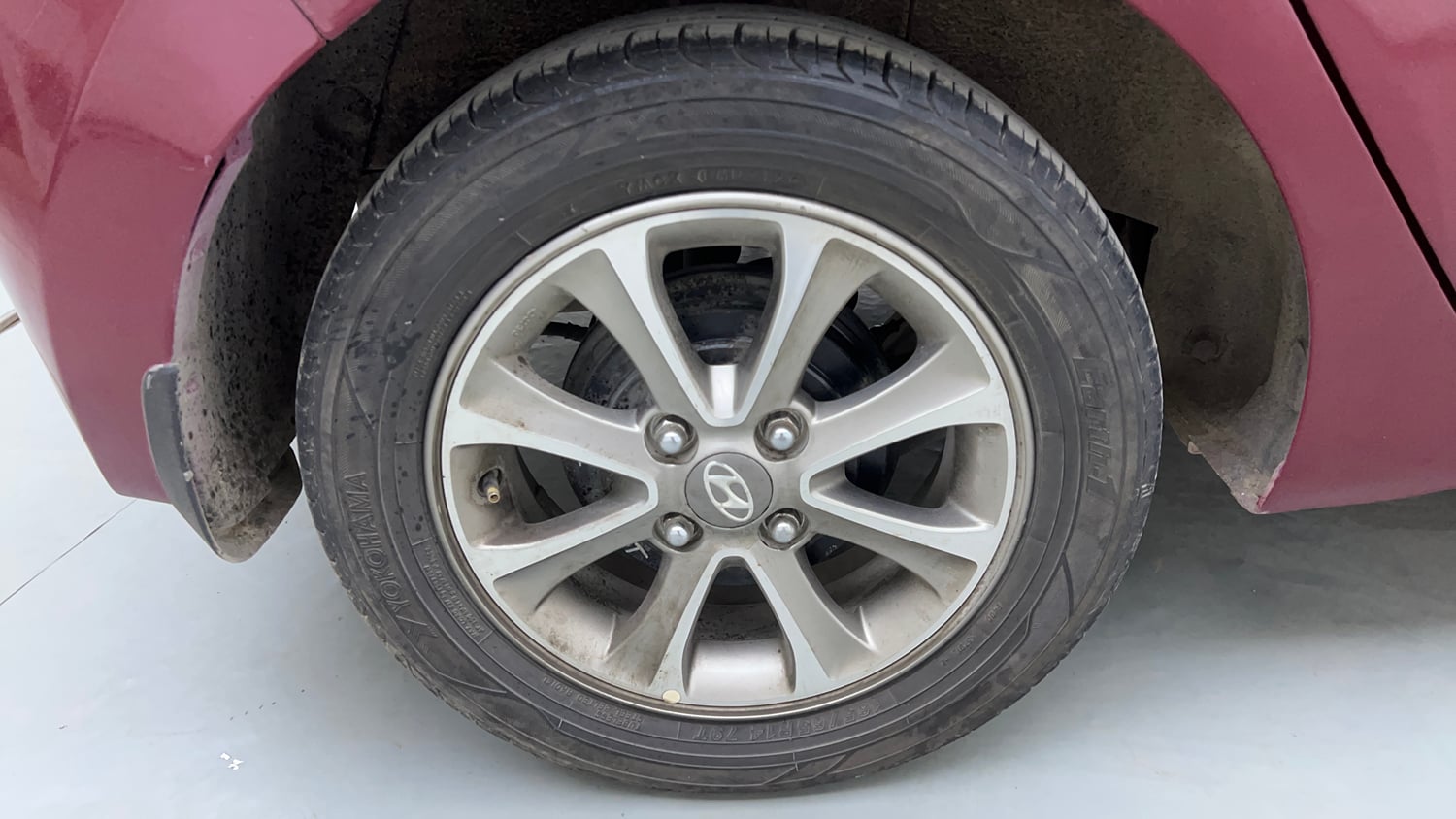 Used 2015 Hyundai Grand i10 Asta 1.2 Kappa VTVT Petrol Manual tyres RIGHT REAR TYRE RIM VIEW