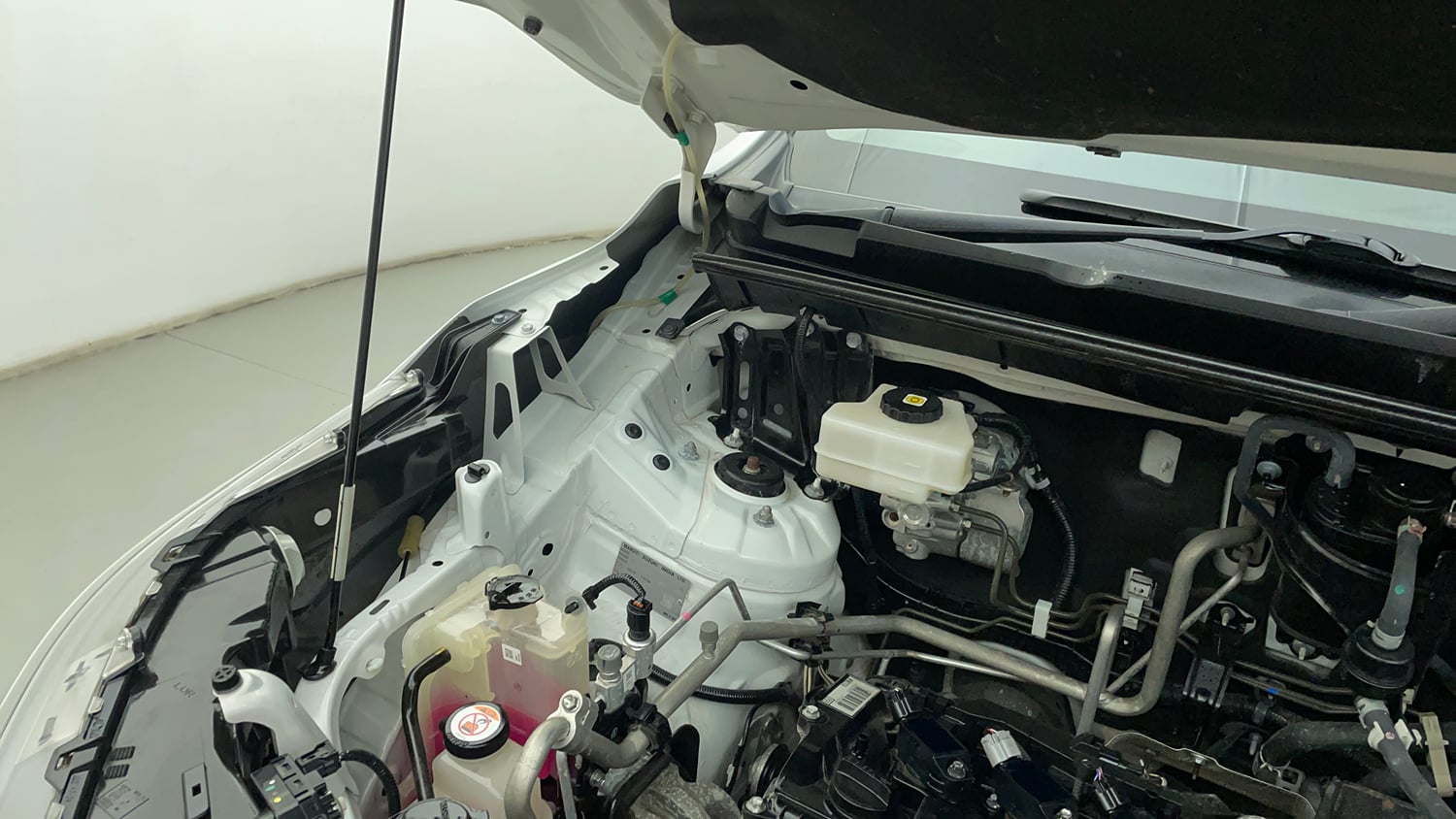 Used 2024 Maruti Suzuki Invicto Alpha Plus 7 STR Hybrid Automatic engine ENGINE RIGHT SIDE HINGE & APRON VIEW