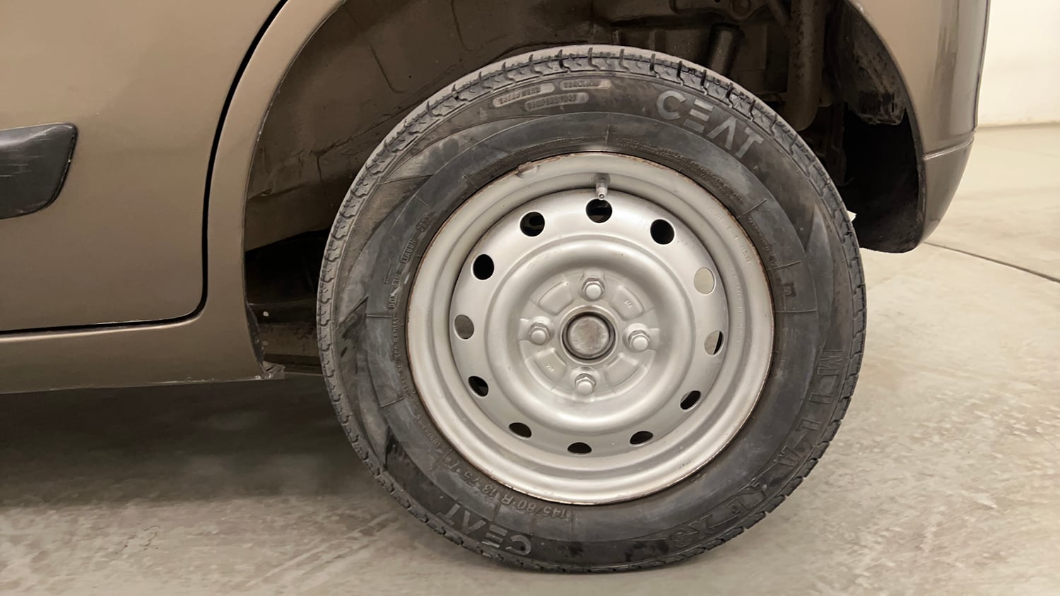 Used 2013 Maruti Suzuki Wagon R LXI CNG Cng Manual tyres LEFT REAR TYRE RIM VIEW