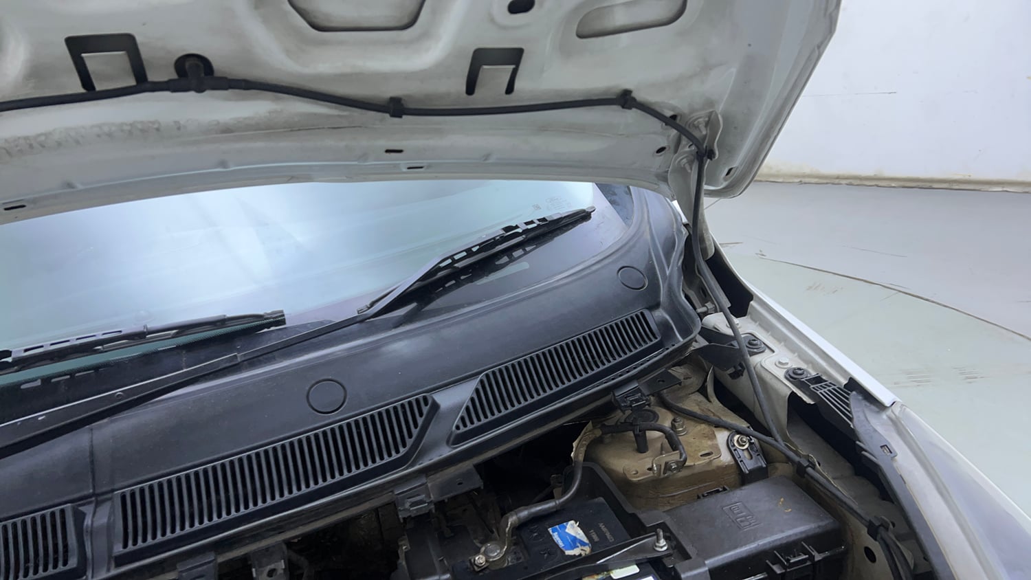 Used 2017 Ford Figo Titanium 1.2 Ti-VCT Petrol Manual engine ENGINE LEFT SIDE HINGE & APRON VIEW