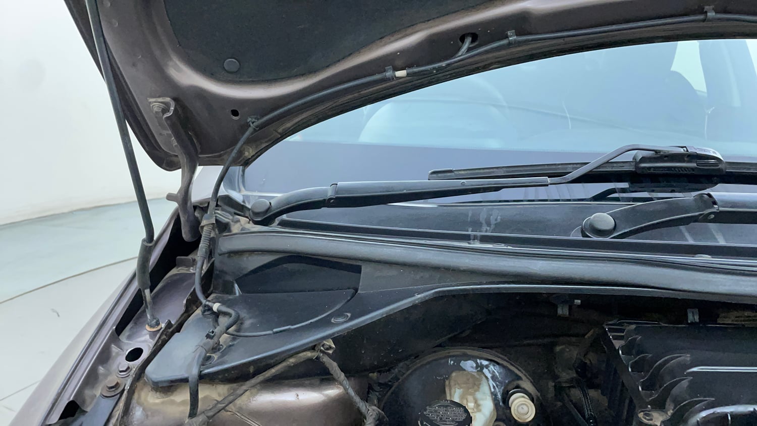 Used 2018 Tata Tigor Revotron XZA Petrol Automatic engine ENGINE RIGHT SIDE HINGE & APRON VIEW