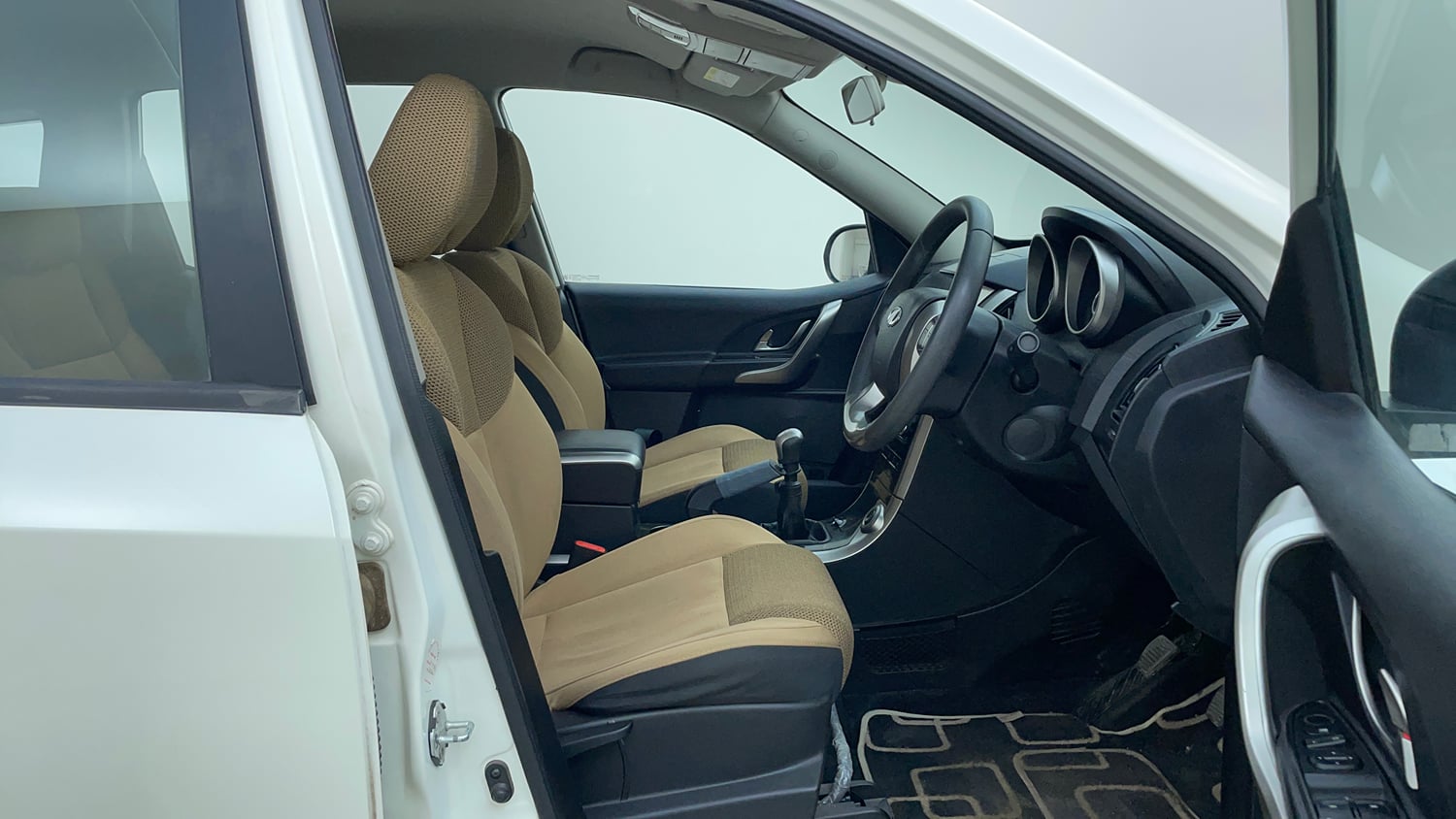 Used 2018 Mahindra XUV500 W7 Diesel Manual interior RIGHT SIDE FRONT DOOR CABIN VIEW