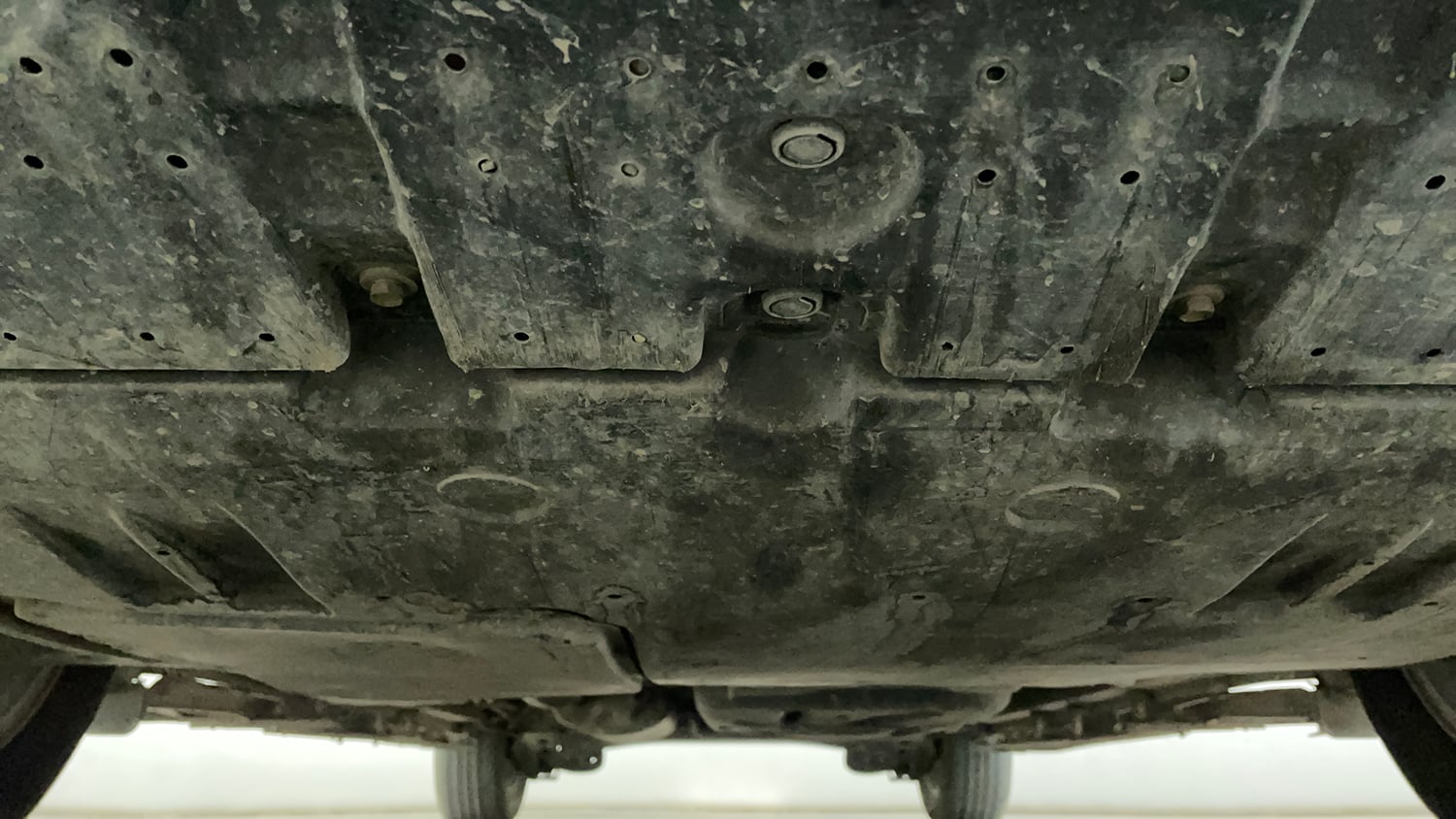 Used 2024 Maruti Suzuki Invicto Alpha Plus 7 STR Hybrid Automatic extra FRONT LEFT UNDERBODY VIEW