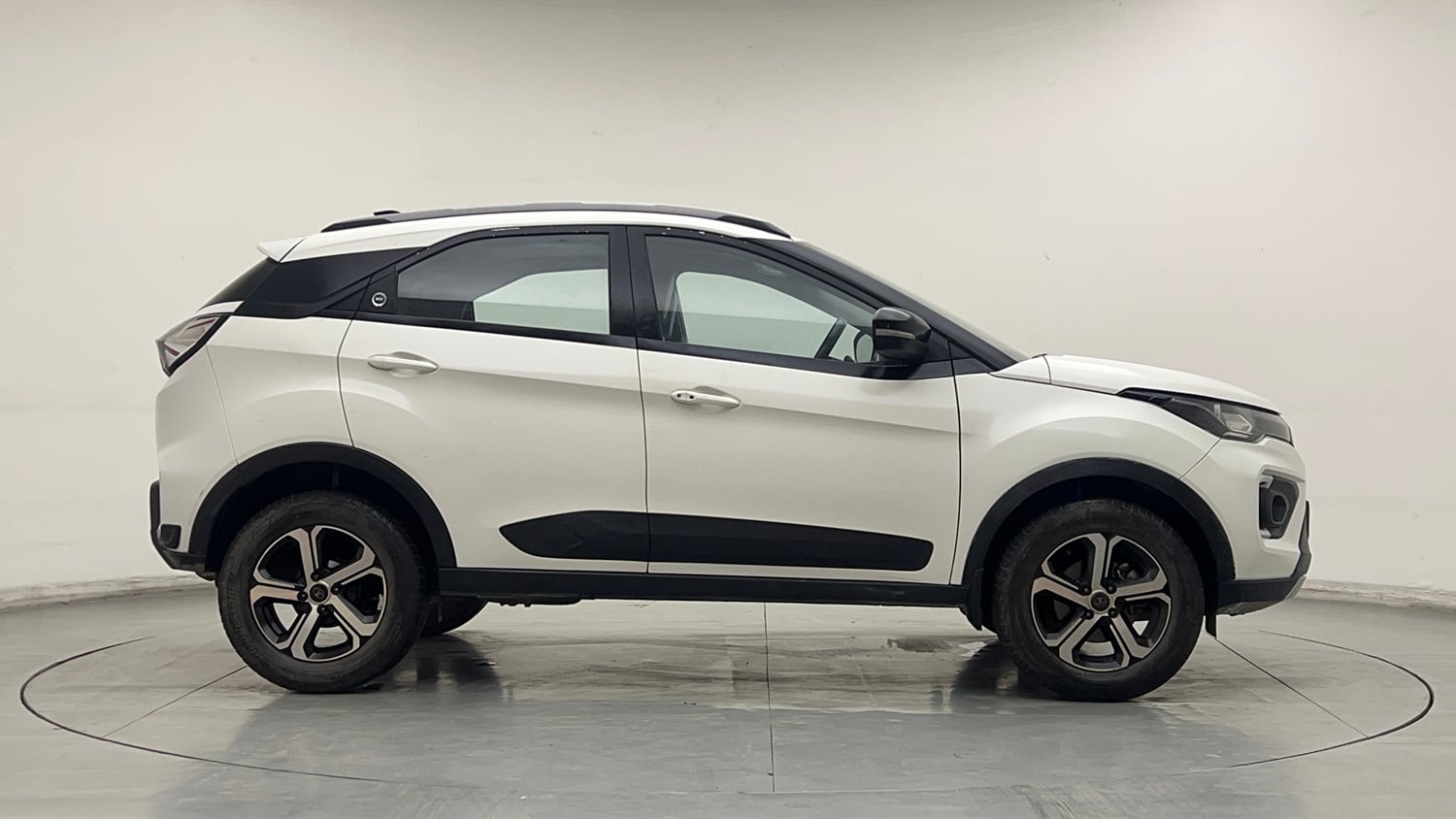 Used 2023 Tata Nexon XZ Plus (S) Petrol Manual exterior RIGHT SIDE VIEW
