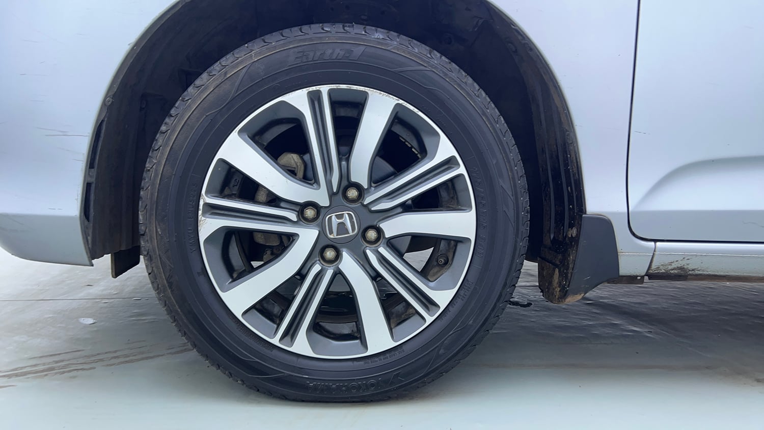 Used 2022 Honda Amaze VX CVT 1.2 Petrol Petrol Automatic tyres LEFT FRONT TYRE RIM VIEW