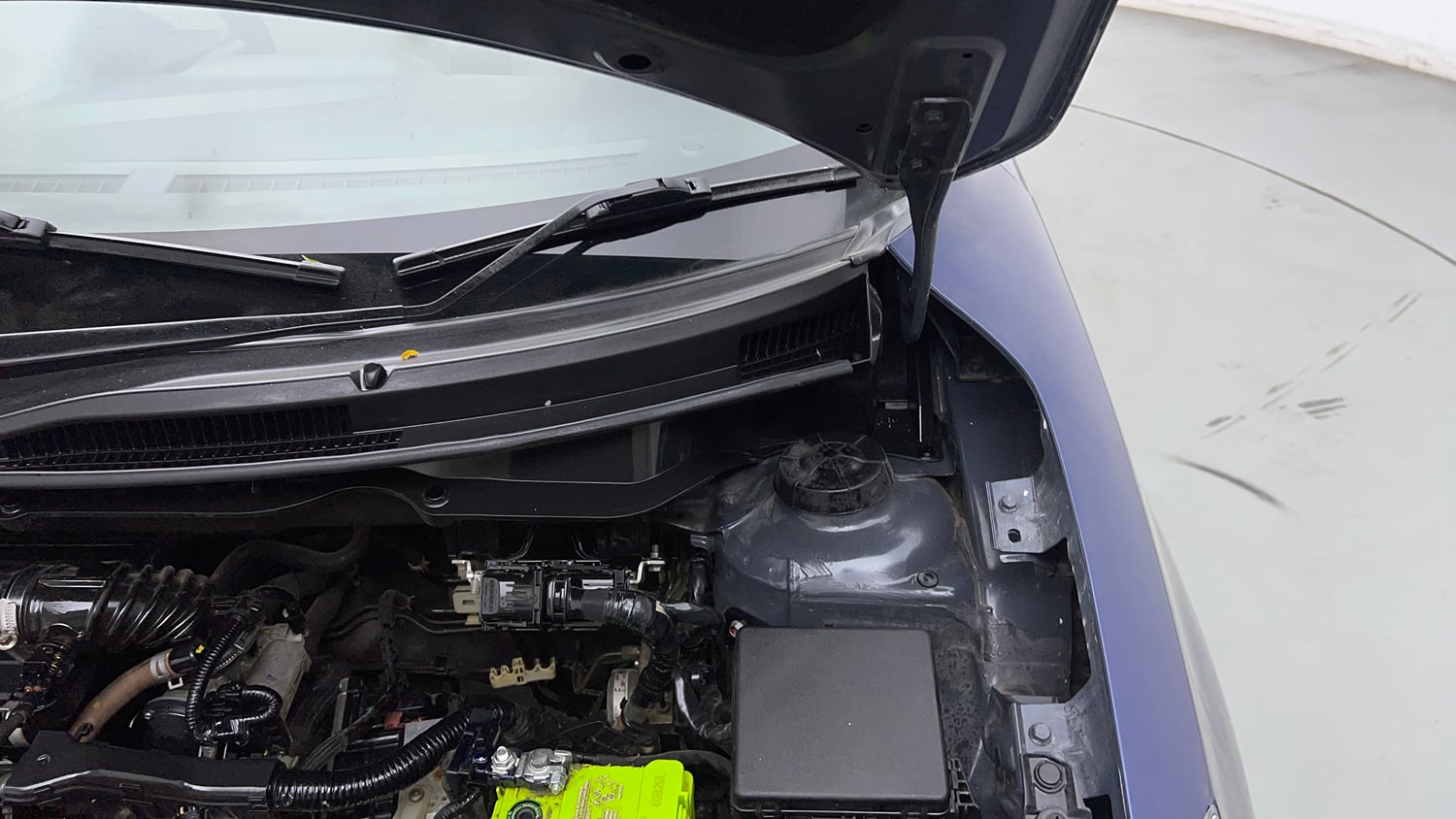 Used 2017 Maruti Suzuki Dzire VXi AMT Petrol Automatic engine ENGINE LEFT SIDE HINGE & APRON VIEW