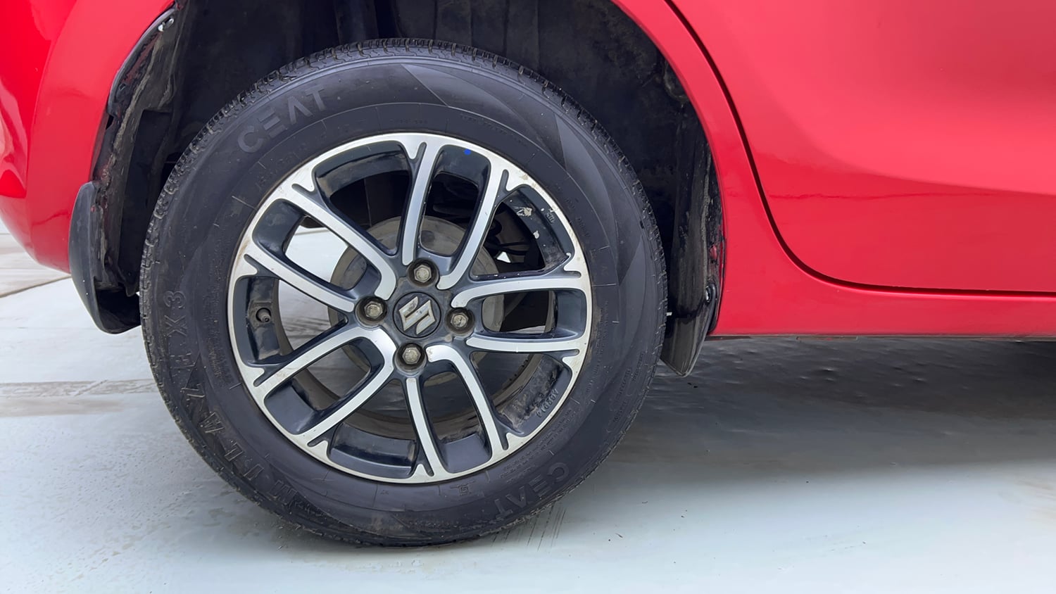 Used 2019 Maruti Suzuki Swift ZXi Plus AMT Petrol Automatic tyres RIGHT REAR TYRE RIM VIEW