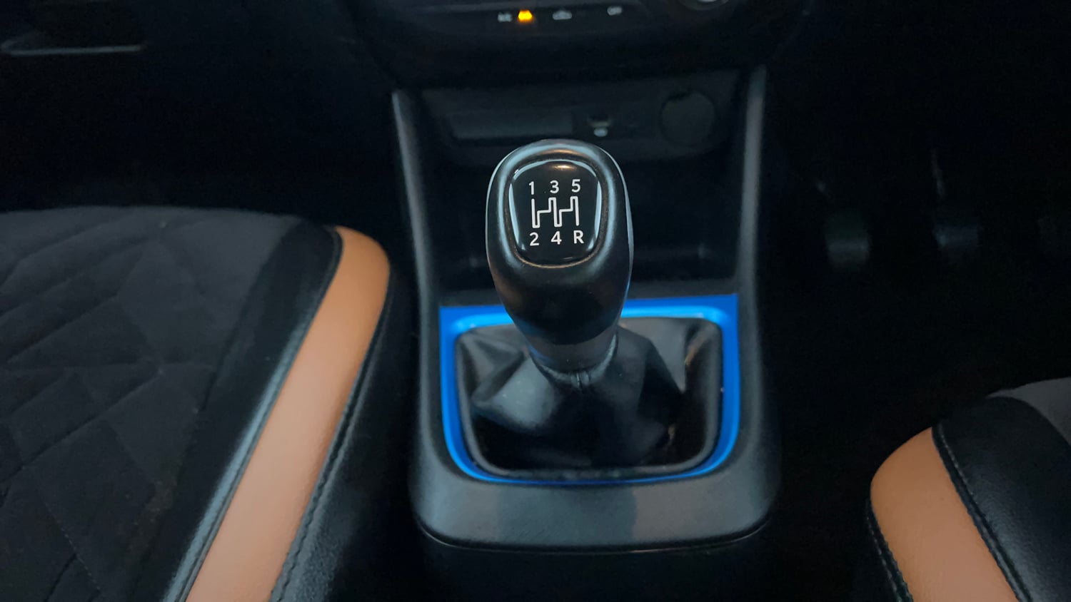 Used 2022 Tata Punch Creative Dual Tone Petrol Manual interior GEAR  KNOB VIEW