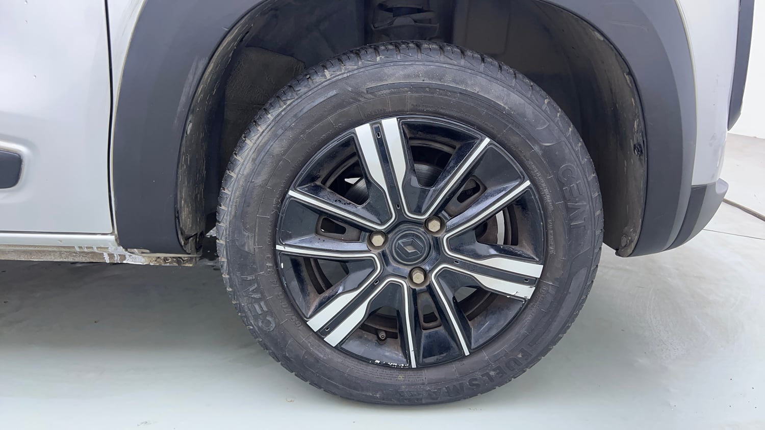 Used 2024 Renault Kwid CLIMBER AMT Petrol Automatic tyres RIGHT FRONT TYRE RIM VIEW