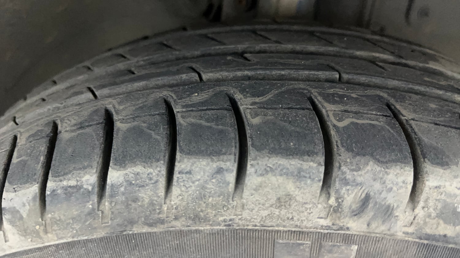 Used 2014 Ford Figo Duratorq Diesel Titanium 1.4 Diesel Manual tyres RIGHT FRONT TYRE TREAD VIEW