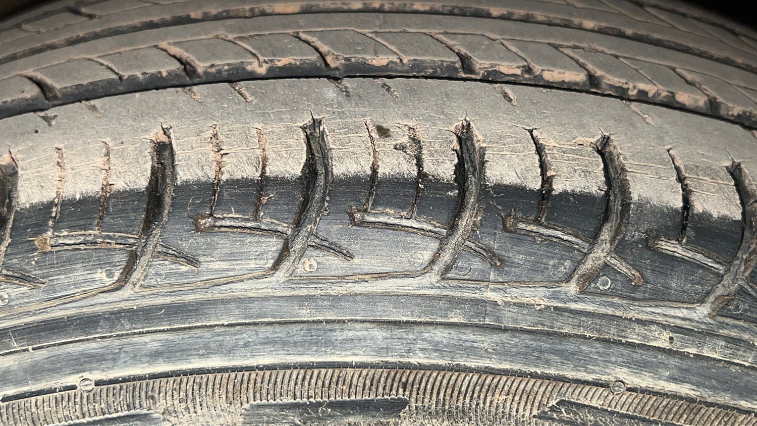 Used 2018 Maruti Suzuki Baleno Delta 1.2 Petrol Manual tyres LEFT FRONT TYRE TREAD VIEW