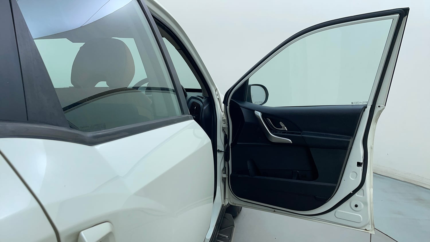 Used 2018 Mahindra XUV500 W7 Diesel Manual interior RIGHT FRONT DOOR OPEN VIEW