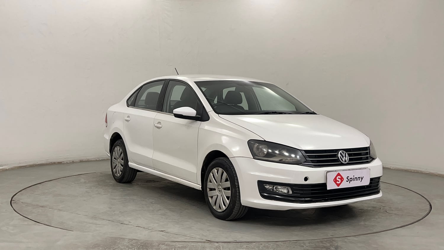 Used 2015 Volkswagen Vento Comfortline Petrol Petrol Manual exterior RIGHT FRONT CORNER VIEW
