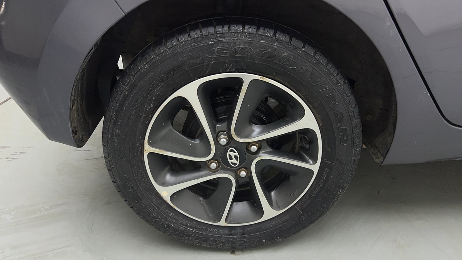 Used 2017 Hyundai Grand i10 Sportz (O) AT 1.2 Kappa VTVT Petrol Automatic tyres RIGHT REAR TYRE RIM VIEW