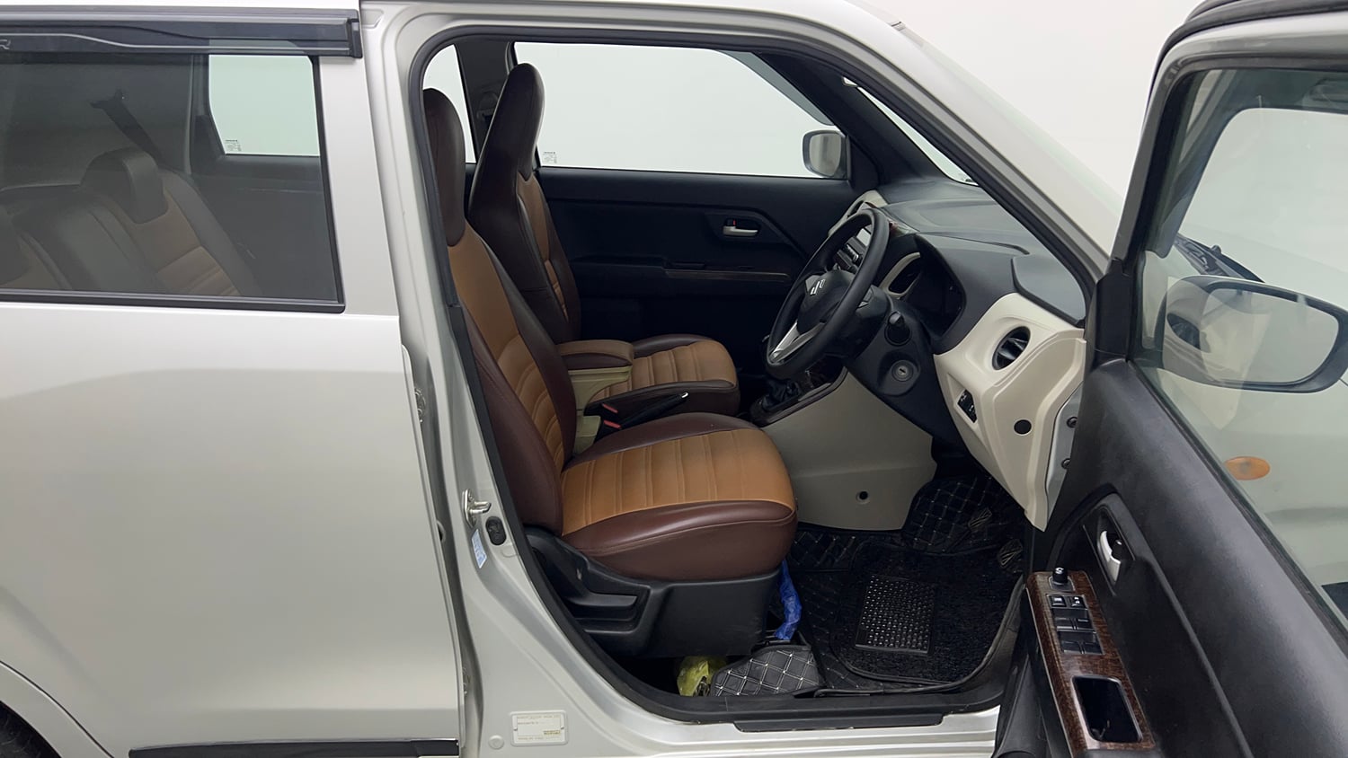 Used 2024 Maruti Suzuki Wagon R VXI 1.0 CNG Cng Manual interior RIGHT SIDE FRONT DOOR CABIN VIEW