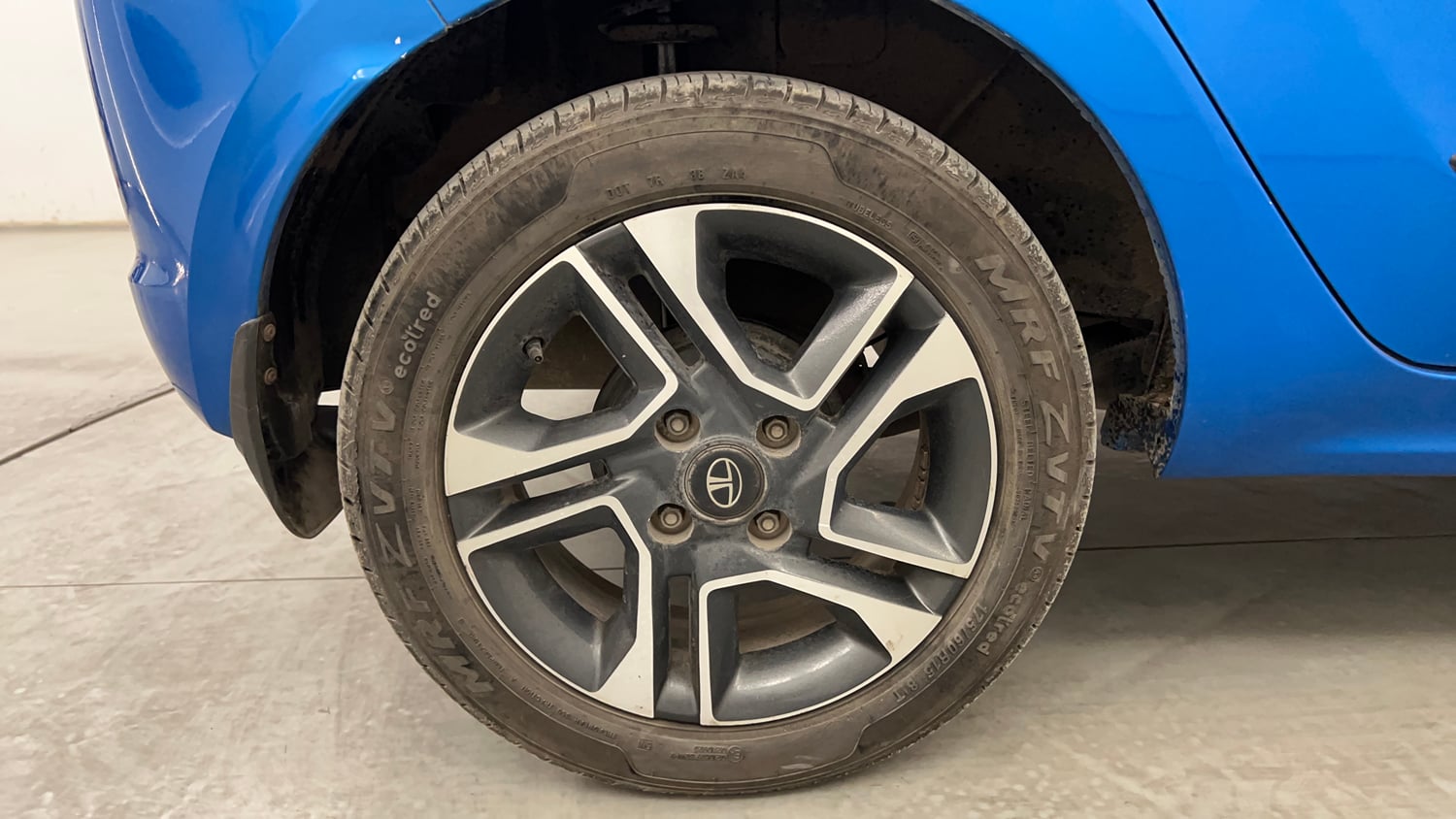 Used 2019 Tata Tiago Revotron XZ Plus Petrol Manual tyres RIGHT REAR TYRE RIM VIEW