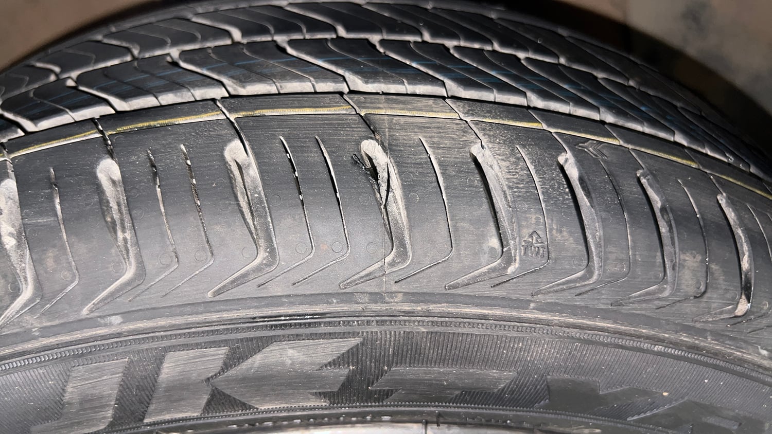 Used 2020 Hyundai Aura SX 1.2 (O) Petrol Petrol Manual tyres RIGHT FRONT TYRE TREAD VIEW